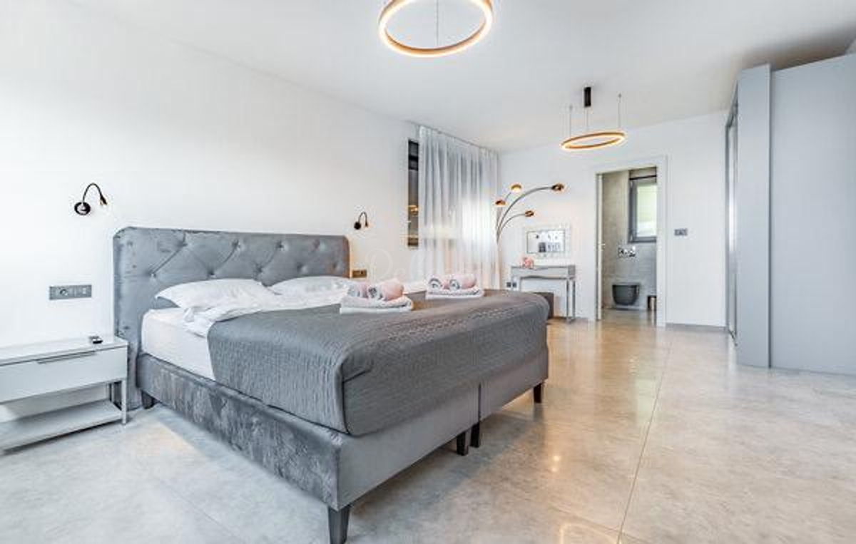 Moderna vila z bazenom 200 m od plaže, pogled na morje