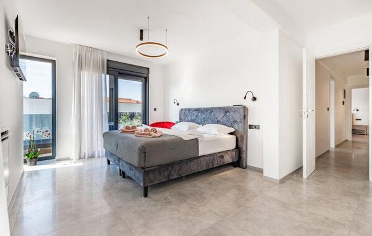 Moderna vila z bazenom 200 m od plaže, pogled na morje
