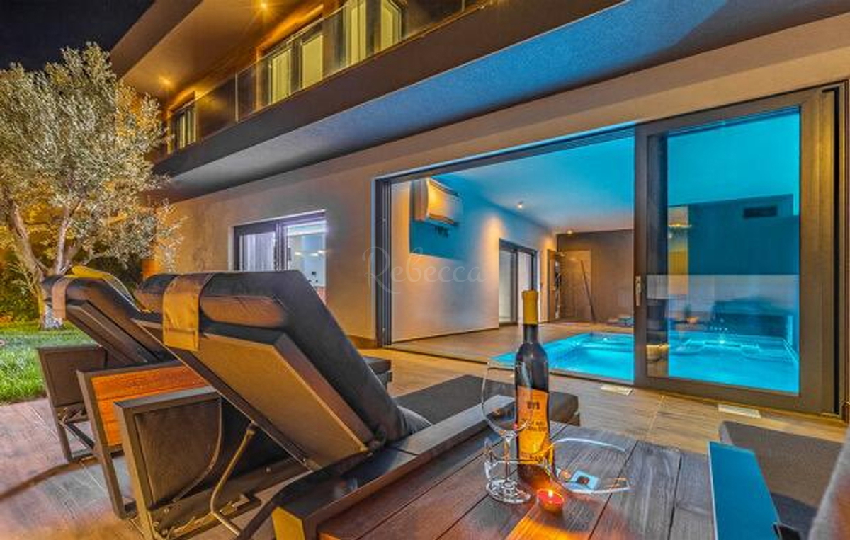 Moderna vila z bazenom 200 m od plaže, pogled na morje