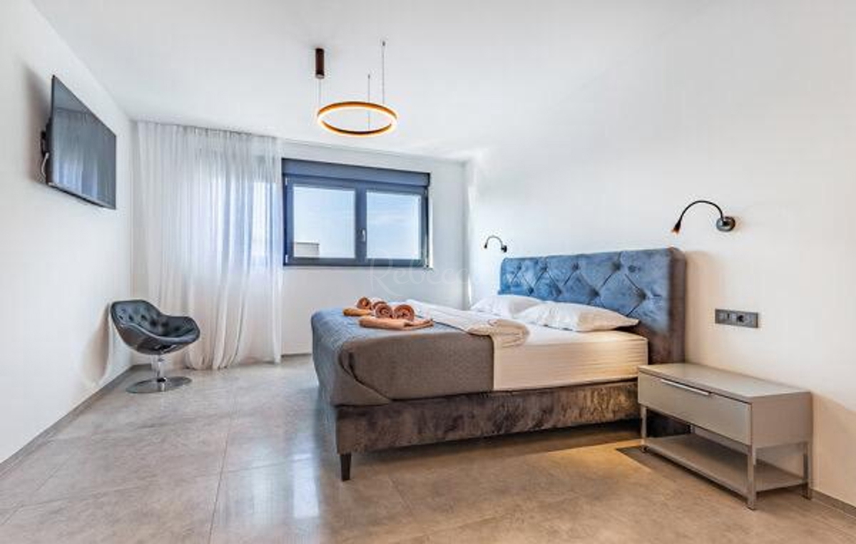 Moderna vila z bazenom 200 m od plaže, pogled na morje