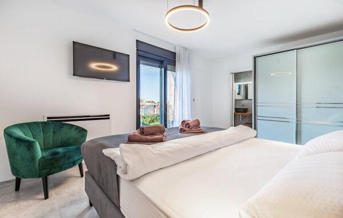 Moderna vila z bazenom 200 m od plaže, pogled na morje