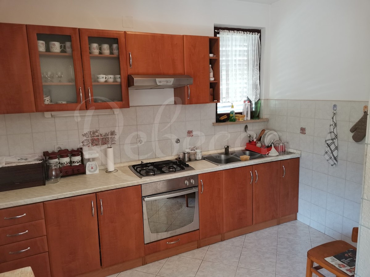 Vir, Center - etažna hiša z 2 apartmajema (238m2) na velikem vrtu