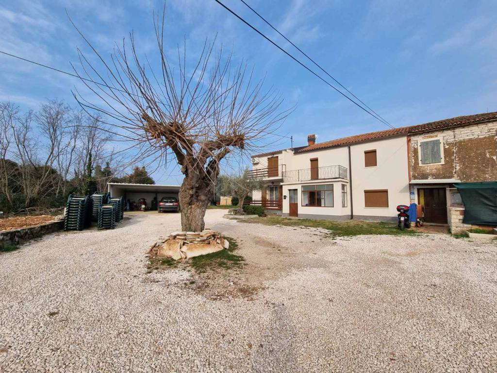 UMAG, ZAMBRATIJA, DVE HIŠI, 400 METROV OD MORJA Z VELIKIM DVORIŠČEM