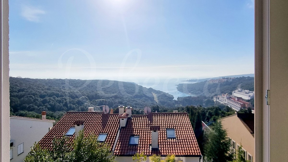 Duga uvala, okolica Pule, Ekskluzivno stanovanje v prvem nadstropju s panoramskim pogledom na morje in teraso z jacuzzijem