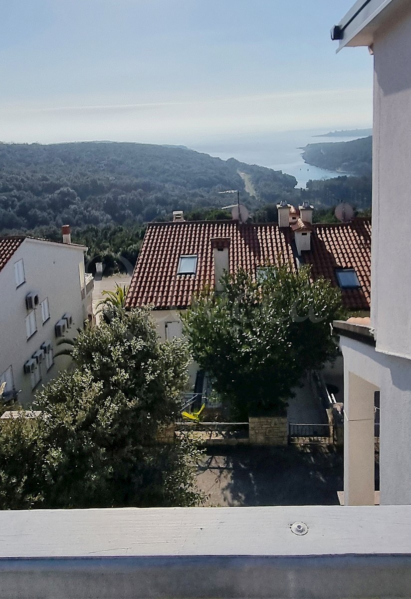 Duga uvala, okolica Pule, Ekskluzivno stanovanje v prvem nadstropju s panoramskim pogledom na morje in teraso z jacuzzijem