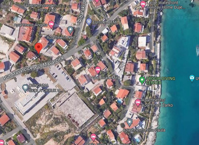 Trogir, Okrug Gornji, luksuzno trisobno stanovanje s pogledom na morje in bazenom, 150 metrov od morja