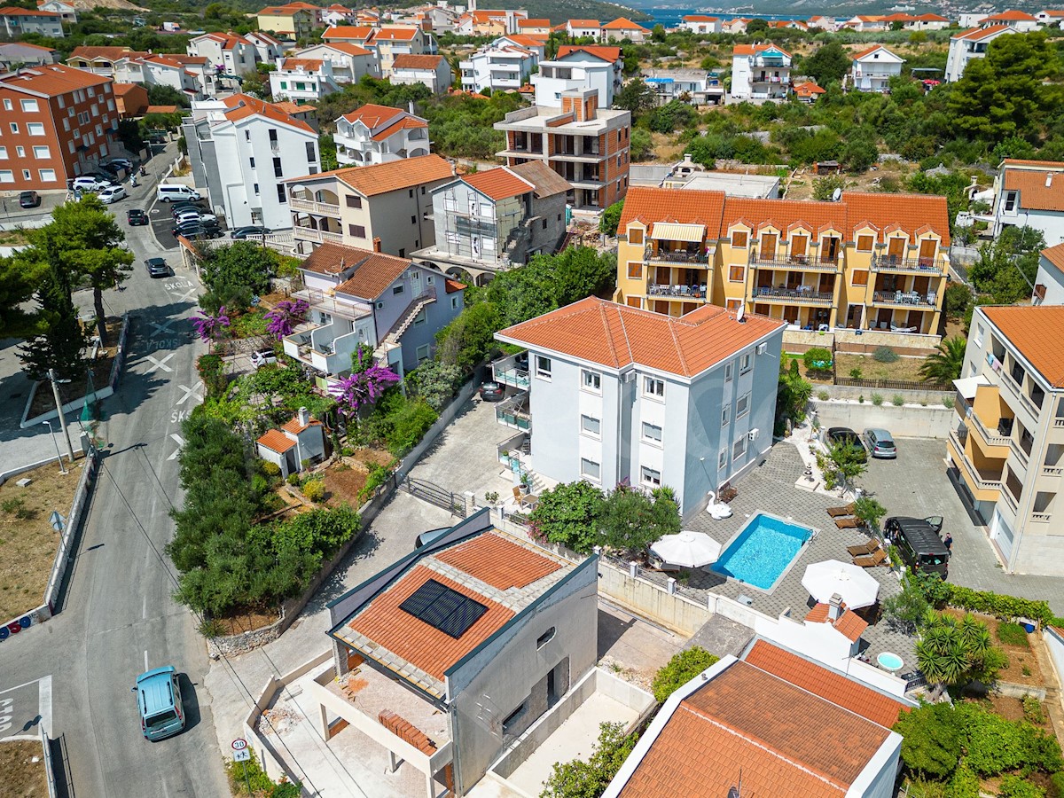 Trogir, Okrug Gornji, luksuzno trisobno stanovanje s pogledom na morje in bazenom, 150 metrov od morja