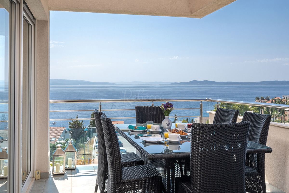 Trogir, Okrug Gornji, luksuzno trisobno stanovanje s pogledom na morje in bazenom, 150 metrov od morja