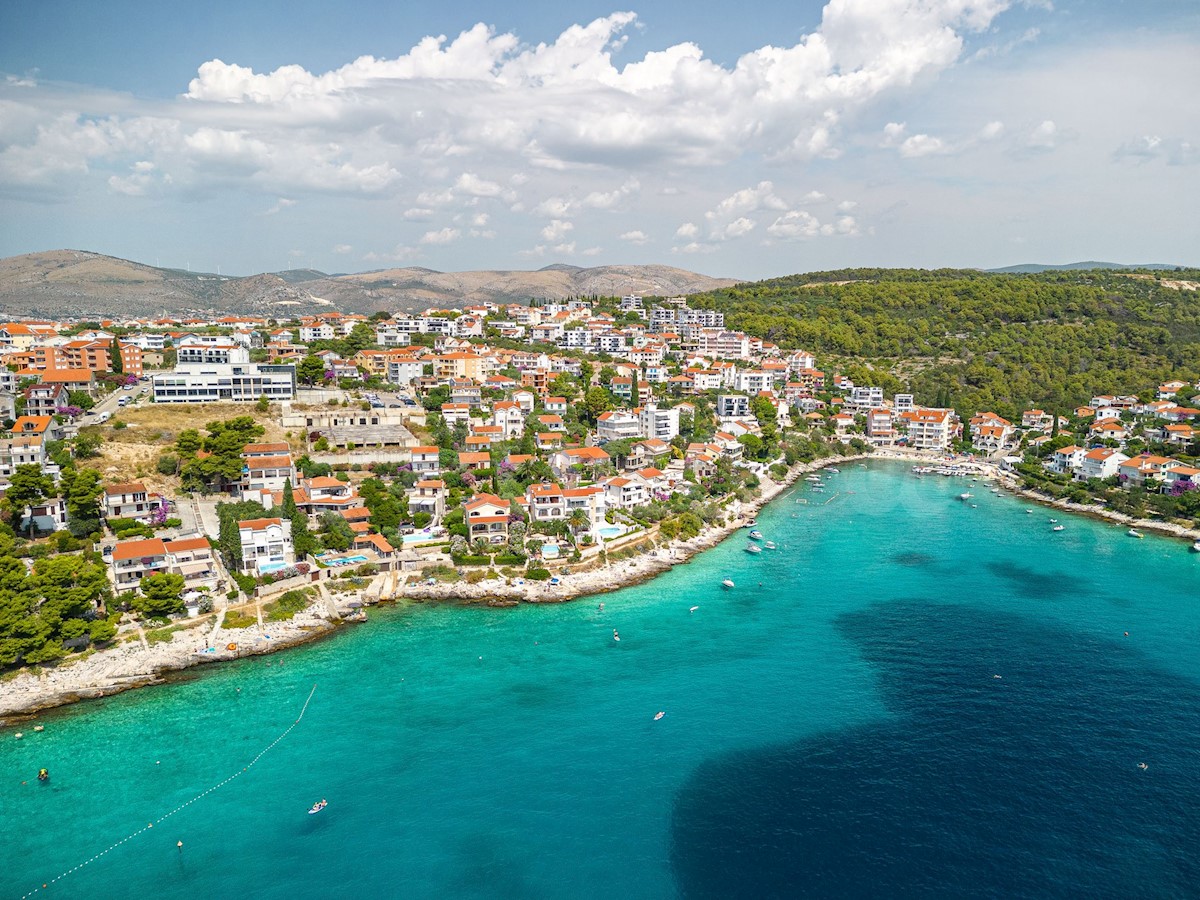 Trogir, Okrug Gornji, luksuzno trisobno stanovanje s pogledom na morje in bazenom, 150 metrov od morja