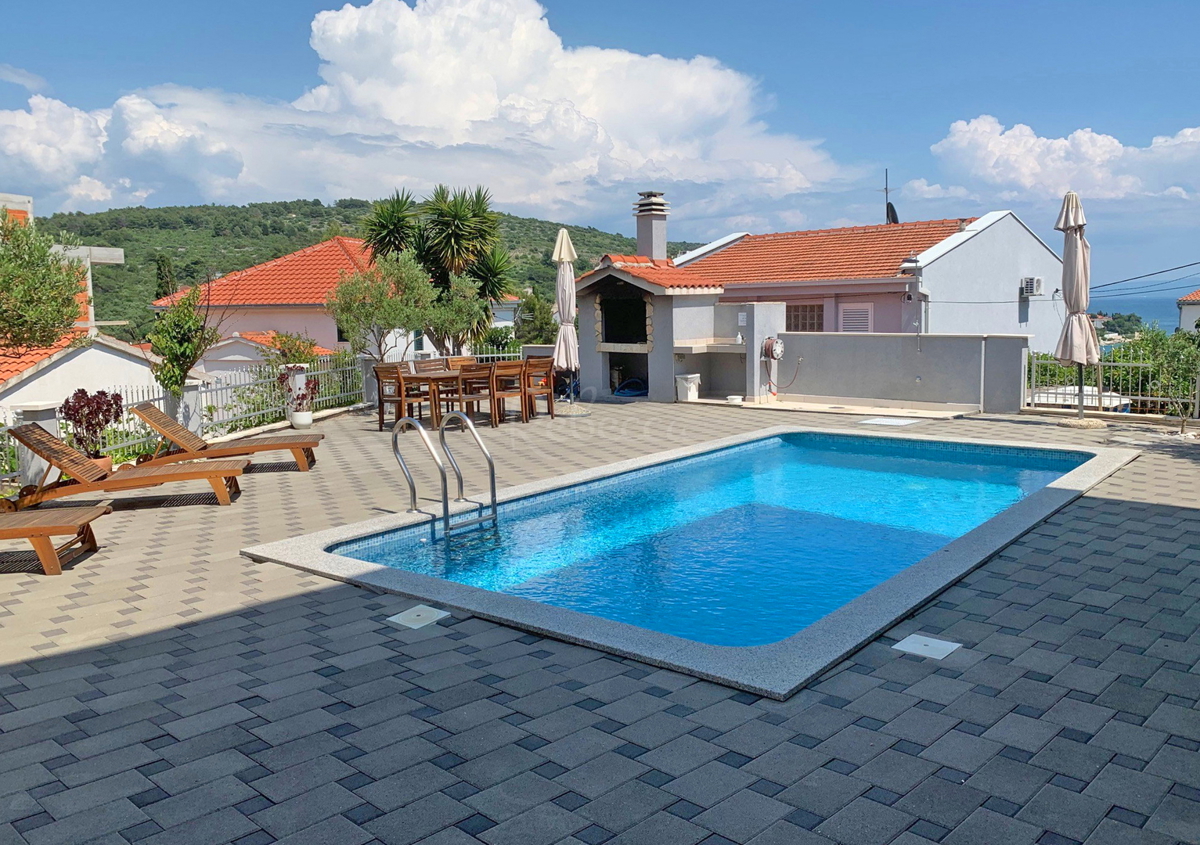 Trogir, Okrug Gornji, luksuzno trisobno stanovanje s pogledom na morje in bazenom, 150 metrov od morja
