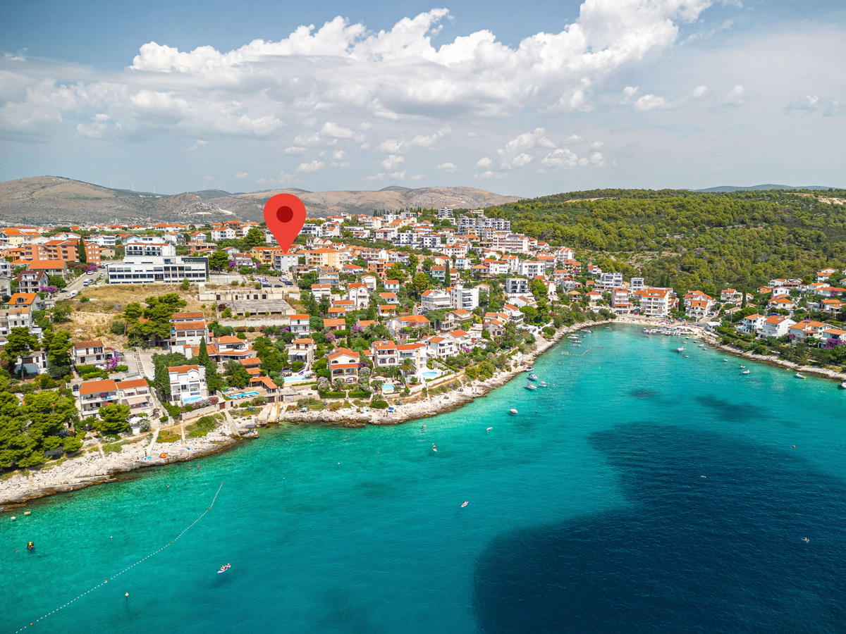 Trogir, Okrug Gornji, luksuzno trisobno stanovanje s pogledom na morje in bazenom, 150 metrov od morja