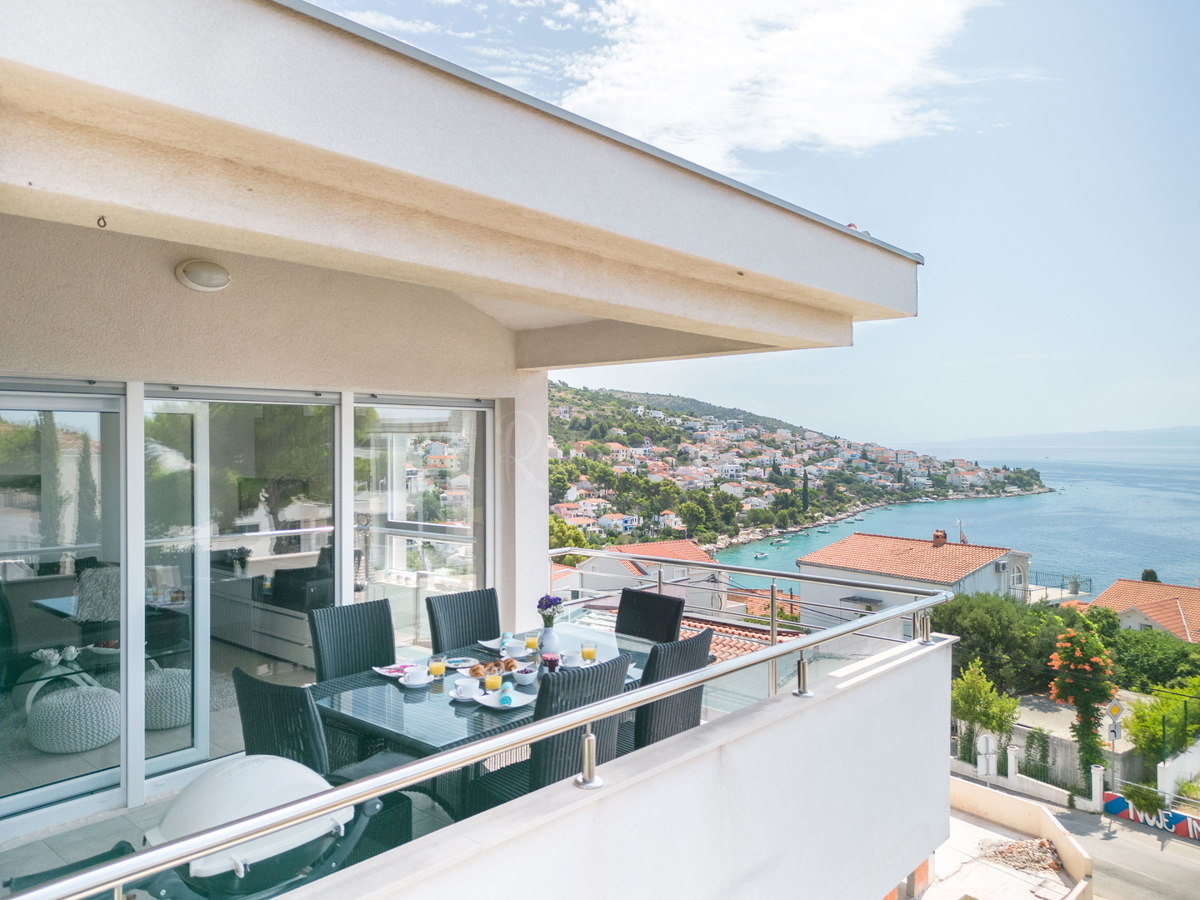 Trogir, Okrug Gornji, luksuzno trisobno stanovanje s pogledom na morje in bazenom, 150 metrov od morja