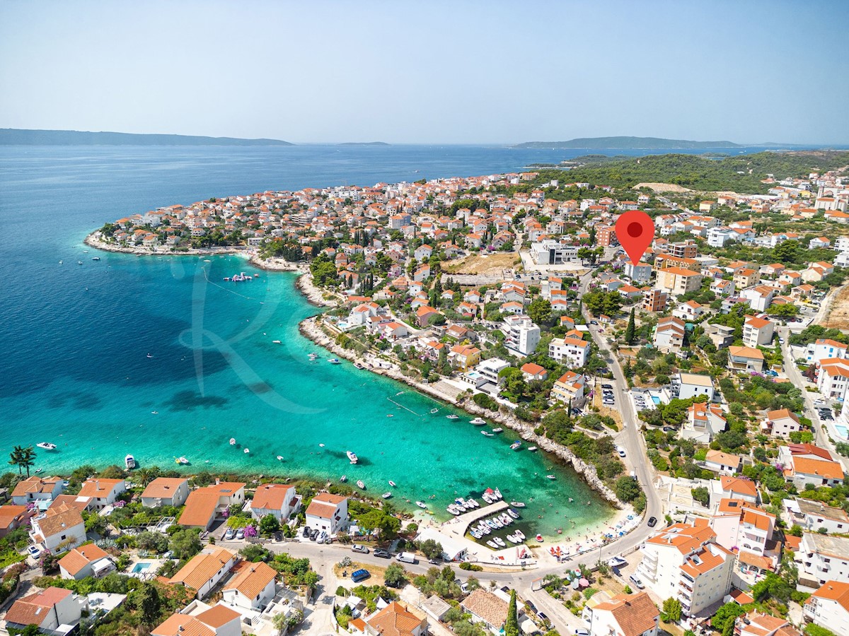 Trogir, Okrug Gornji, luksuzno trisobno stanovanje s pogledom na morje in bazenom, 150 metrov od morja