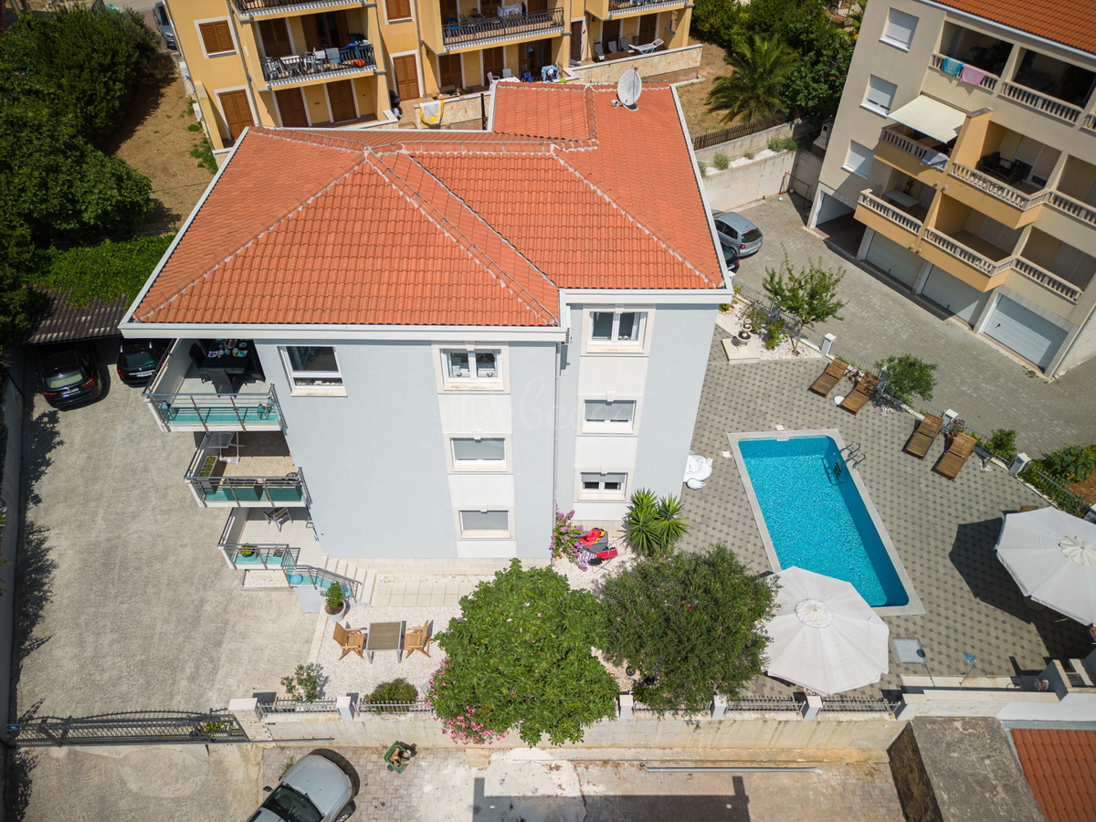 Trogir, Okrug Gornji, luksuzno trisobno stanovanje s pogledom na morje in bazenom, 150 metrov od morja