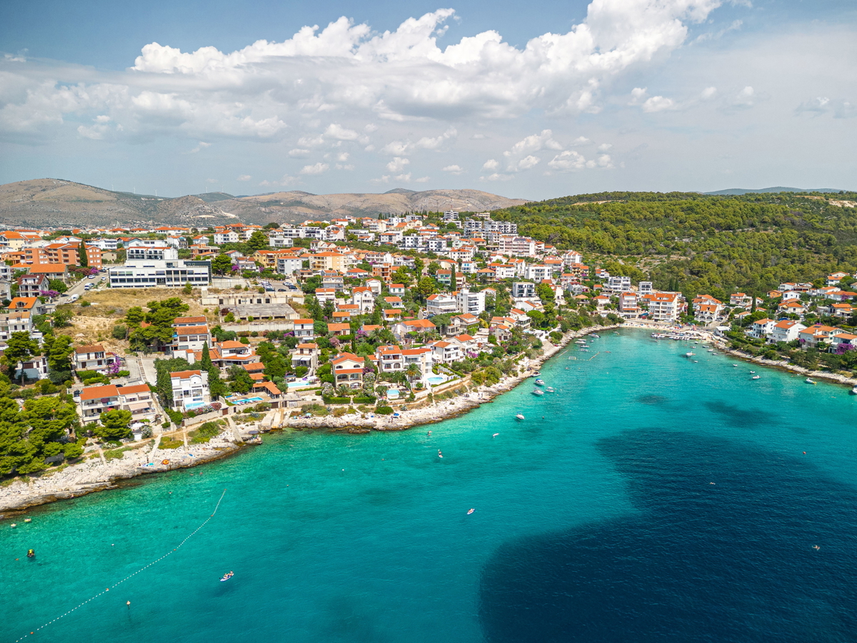 Trogir, Okrug Gornji, luksuzno trisobno stanovanje s pogledom na morje in bazenom, 150 metrov od morja