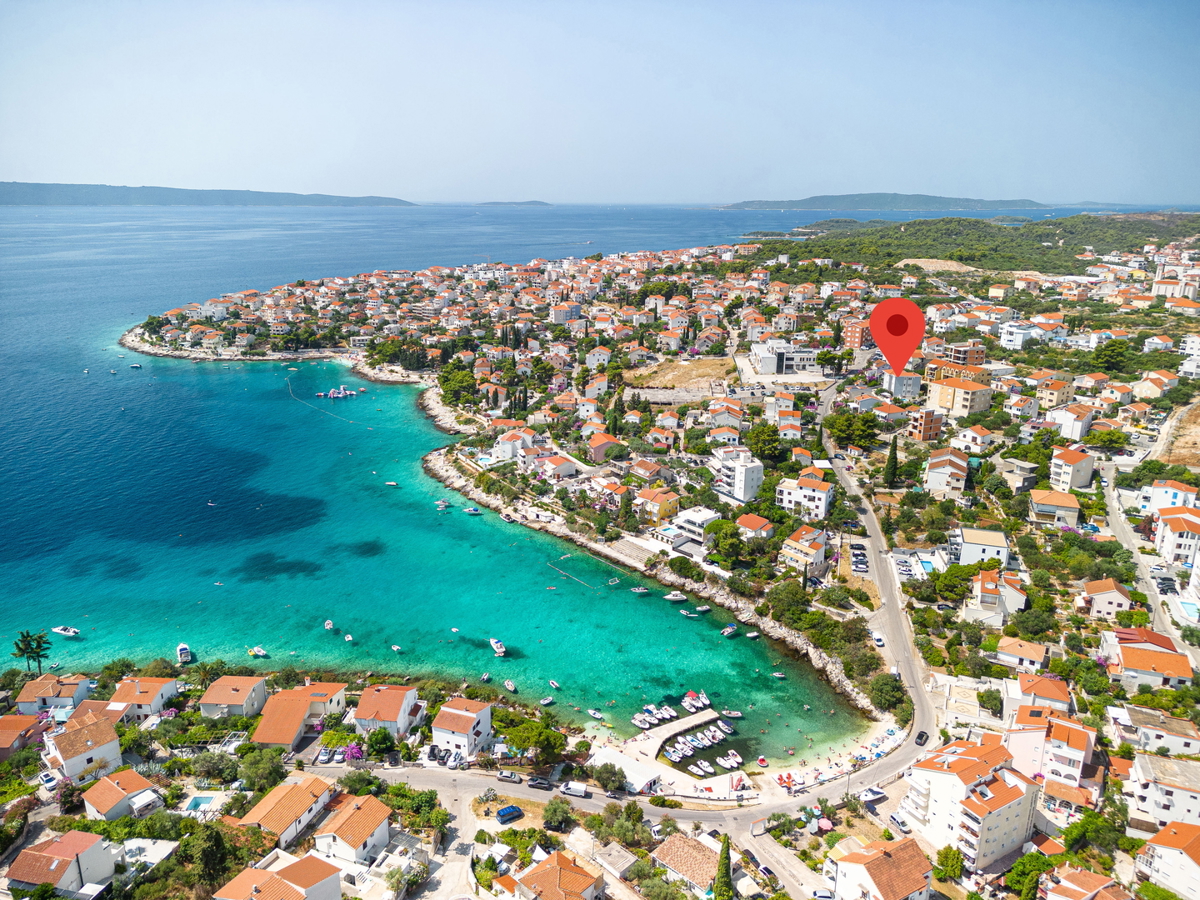 Trogir, Okrug Gornji, luksuzno trisobno stanovanje s pogledom na morje in bazenom, 150 metrov od morja