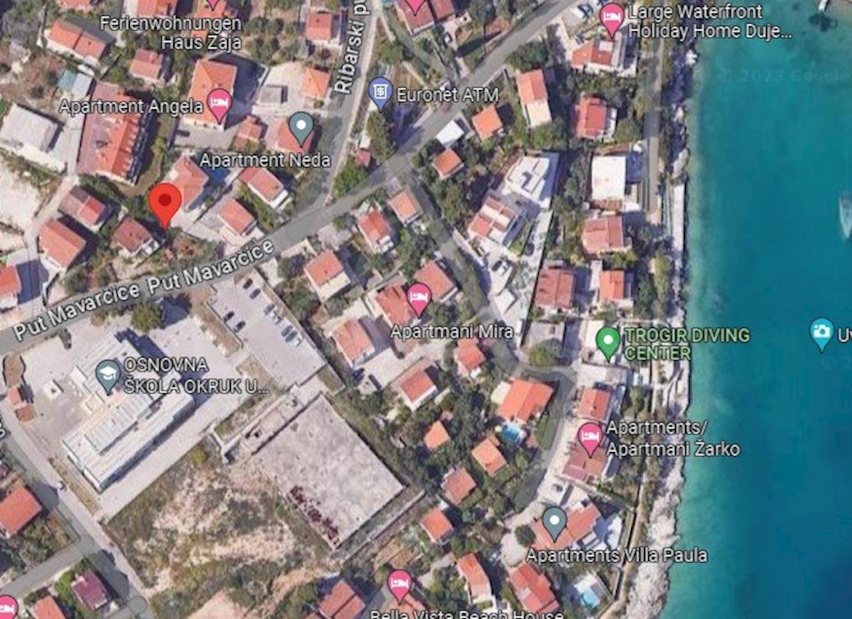 Trogir, Okrug Gornji, luksuzno trisobno stanovanje s pogledom na morje in bazenom, 150 metrov od morja