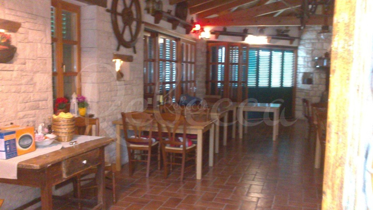 Restavracija s panoramskim pogledom na Raški zaliv