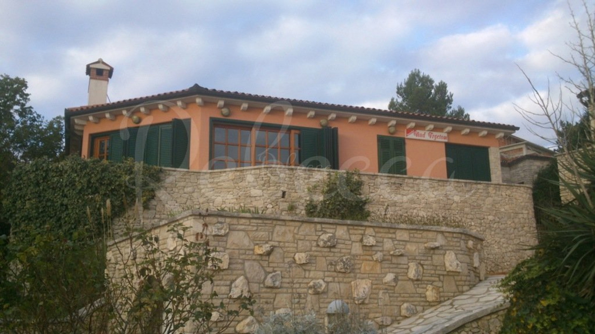 Restavracija s panoramskim pogledom na Raški zaliv
