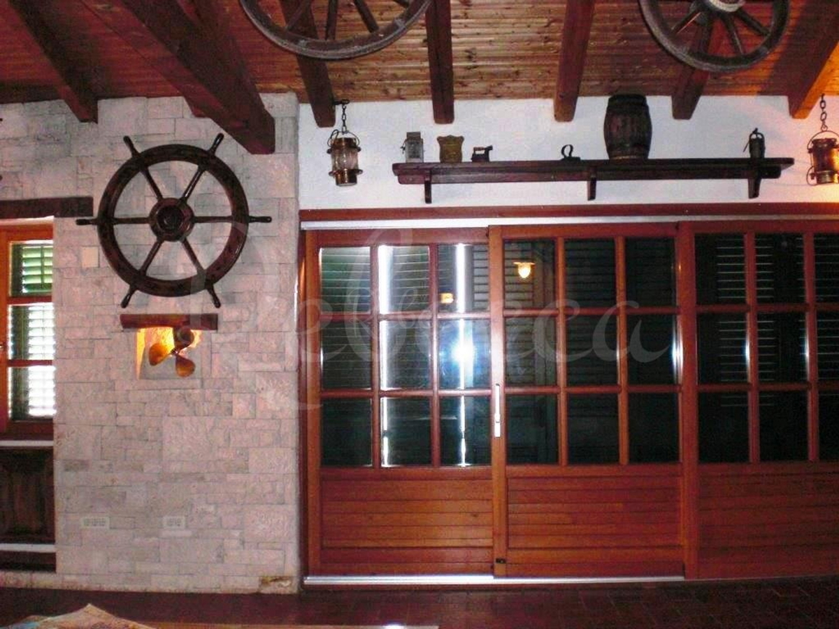 Restavracija s panoramskim pogledom na Raški zaliv