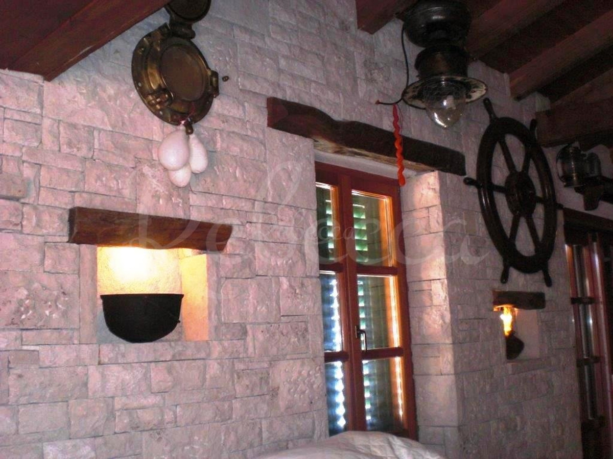 Restavracija s panoramskim pogledom na Raški zaliv