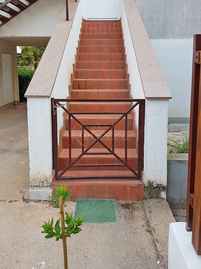 Prodaja stanovanje – Barbariga, 40 m², prenovljeno in popolnoma opremljeno, 1. nadstropje, balkon, parkirišče