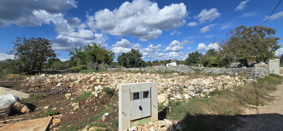 Gradbeno zemljišče 550 m2, projekt, dovoljenje, okolica Juršići