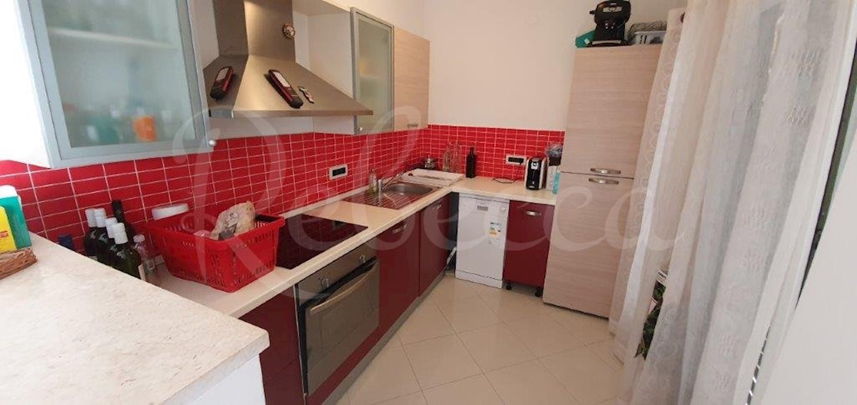 BIBINJE - ODLIČNA HIŠA, 5 APARTMAJEV - 1. RED DO MORJA