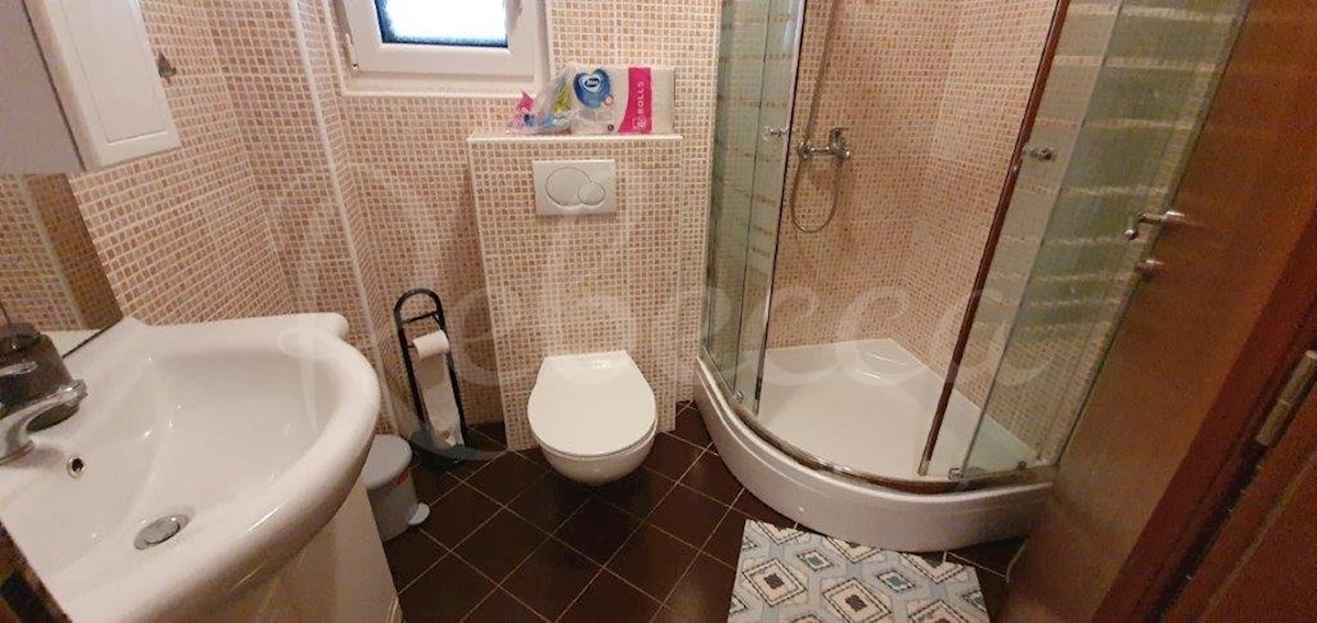 BIBINJE - ODLIČNA HIŠA, 5 APARTMAJEV - 1. RED DO MORJA