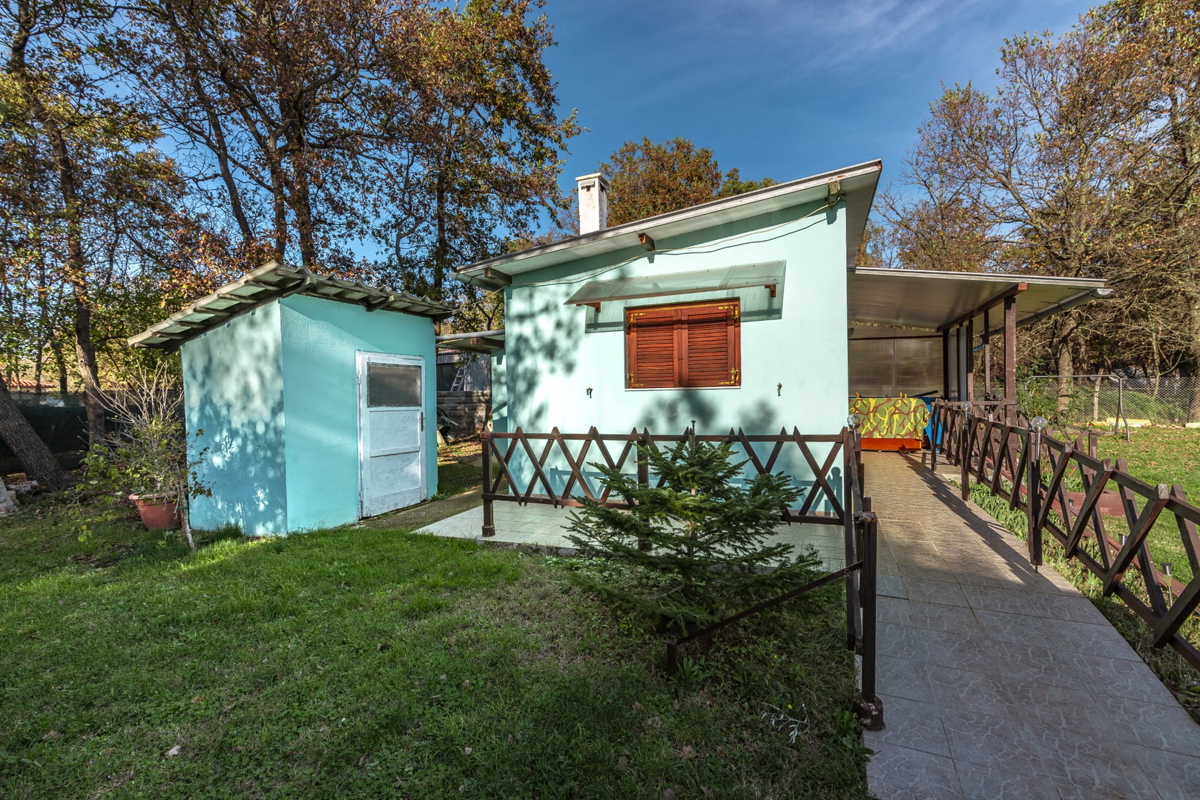 Dve samostojni hiši, zazidljivo zemljišče 3222 m2, Loborika