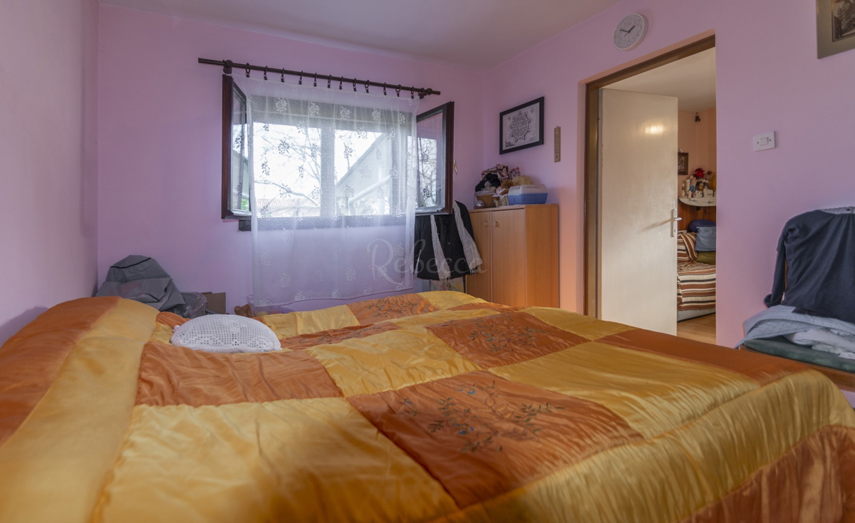 Dve samostojni hiši, zazidljivo zemljišče 3222 m2, Loborika