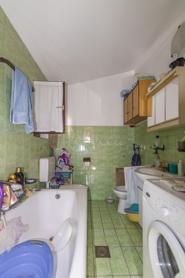 Dve samostojni hiši, zazidljivo zemljišče 3222 m2, Loborika