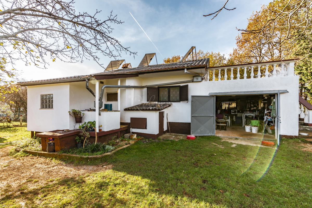 Dve samostojni hiši, zazidljivo zemljišče 3222 m2, Loborika