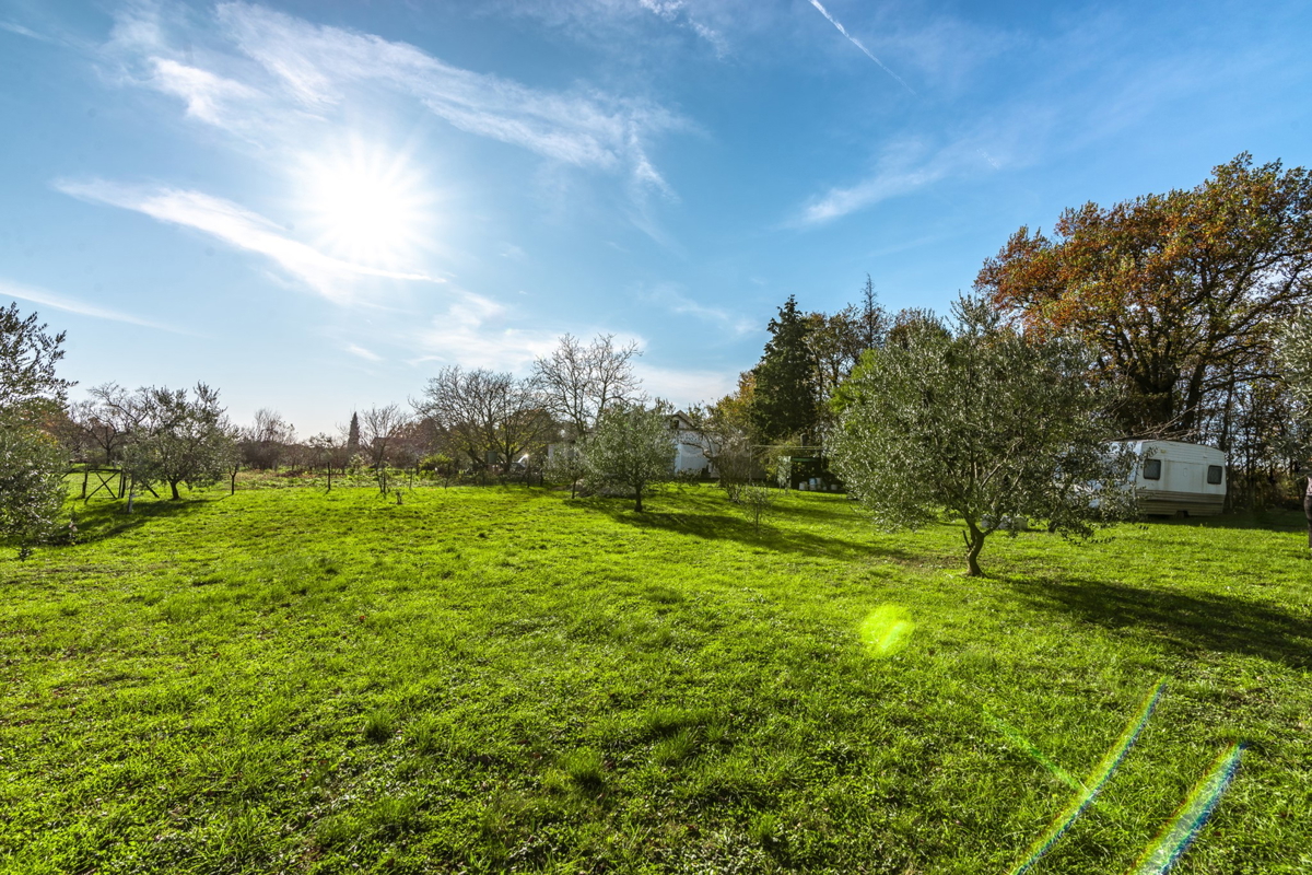 Dve samostojni hiši, zazidljivo zemljišče 3222 m2, Loborika