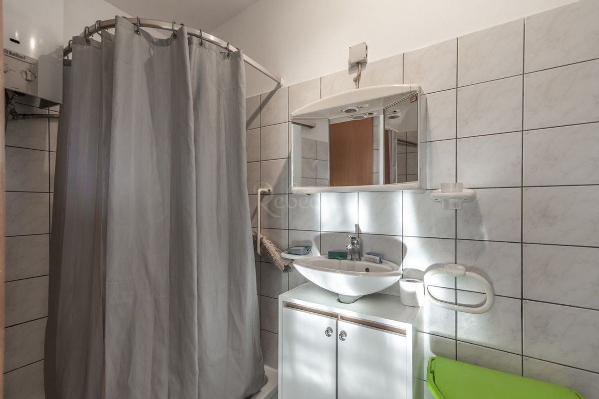 Dve samostojni hiši, zazidljivo zemljišče 3222 m2, Loborika