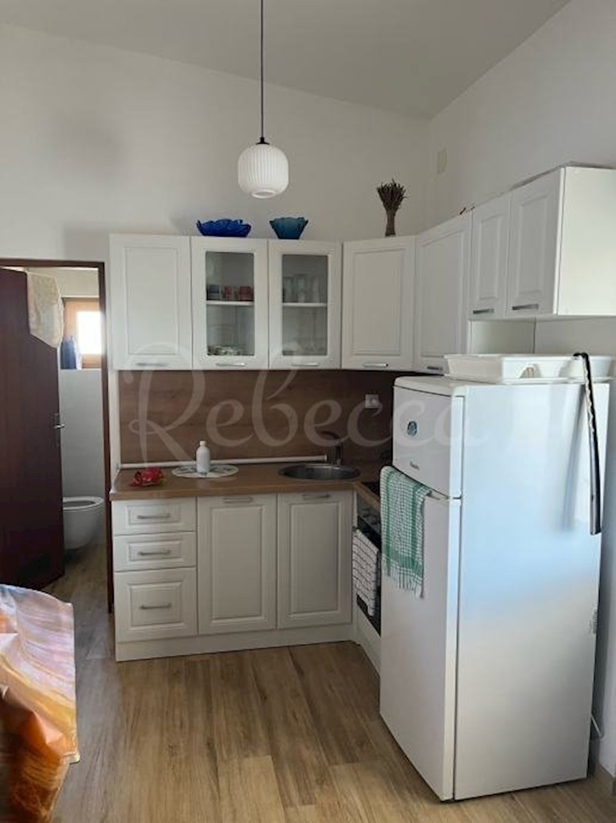 Vir, etažna hiša s tremi apartmaji (125m2), 300 metrov od morja