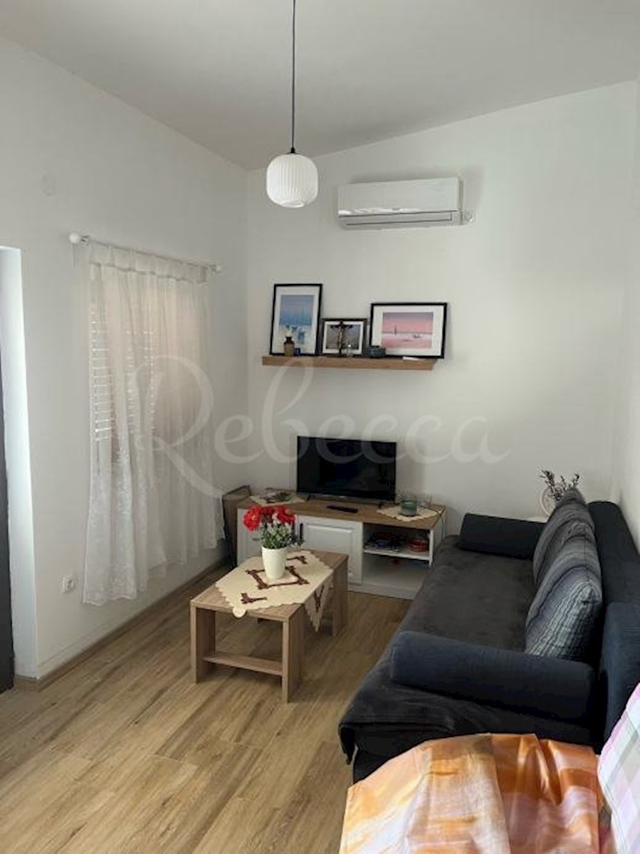 Vir, etažna hiša s tremi apartmaji (125m2), 300 metrov od morja