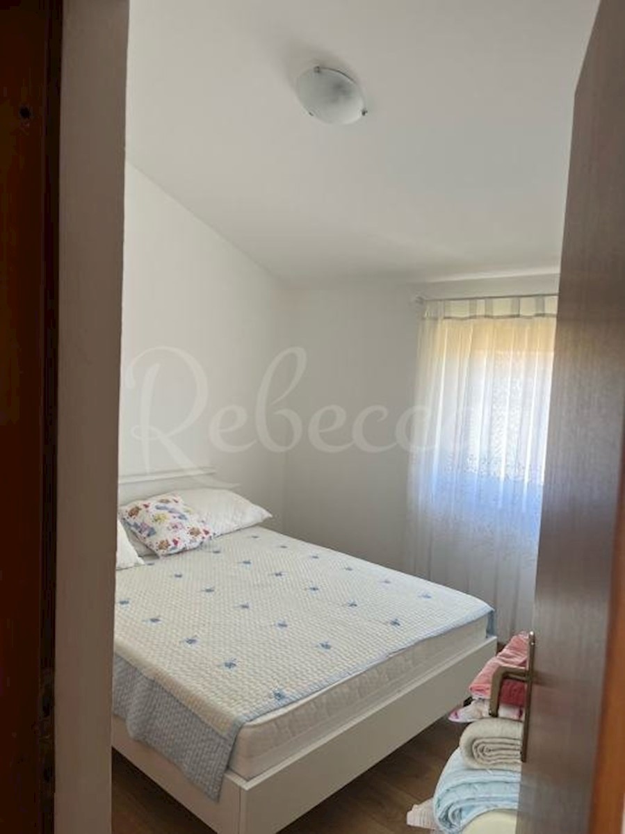 Vir, etažna hiša s tremi apartmaji (125m2), 300 metrov od morja