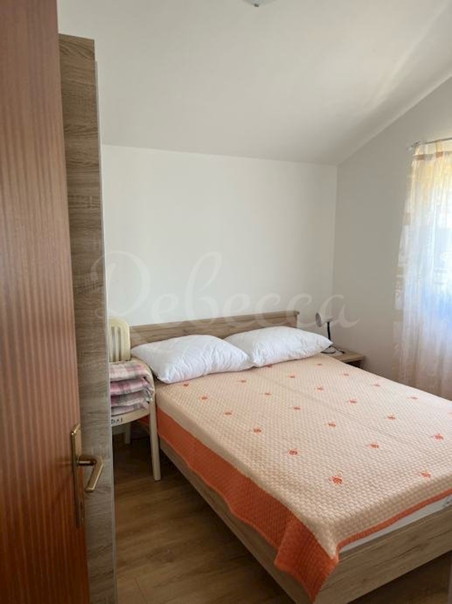 Vir, etažna hiša s tremi apartmaji (125m2), 300 metrov od morja