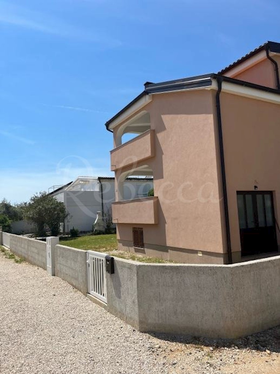 Vir, etažna hiša s tremi apartmaji (125m2), 300 metrov od morja