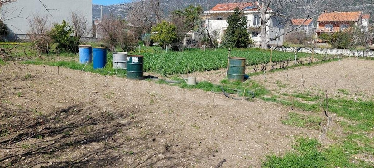 Kaštel Lukšić, stara kamnita hiša (224m2) na velikem zemljišču, POTENCIAL