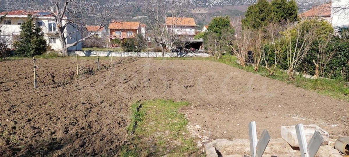 Kaštel Lukšić, stara kamnita hiša (224m2) na velikem zemljišču, POTENCIAL