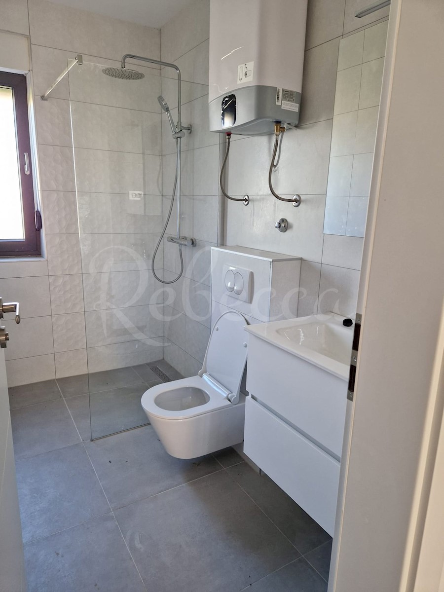 Nin, Zaton, pritlični apartma z vrtom (92m2), 40 metrov od morja, NOVOGRADNJA