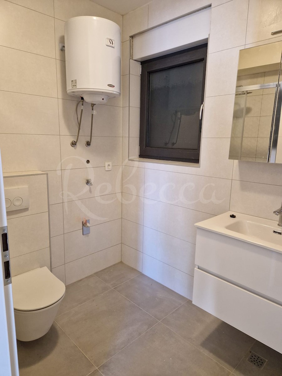 Nin, Zaton, pritlični apartma z vrtom (92m2), 40 metrov od morja, NOVOGRADNJA