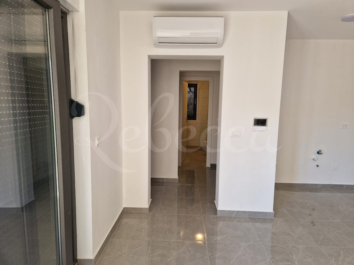 Nin, Zaton, pritlični apartma z vrtom (92m2), 40 metrov od morja, NOVOGRADNJA