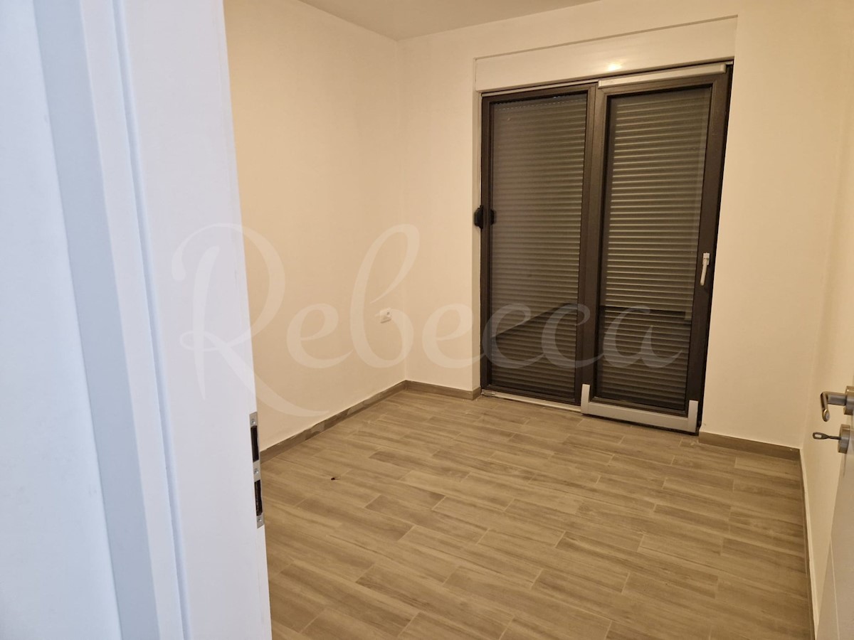 Nin, Zaton, pritlični apartma z vrtom (92m2), 40 metrov od morja, NOVOGRADNJA