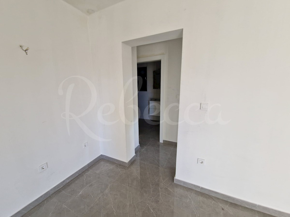 Nin, Zaton, pritlični apartma z vrtom (92m2), 40 metrov od morja, NOVOGRADNJA