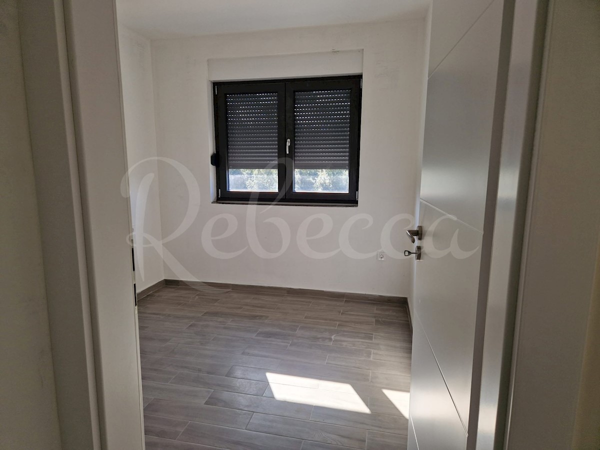 Nin, Zaton, pritlični apartma z vrtom (92m2), 40 metrov od morja, NOVOGRADNJA