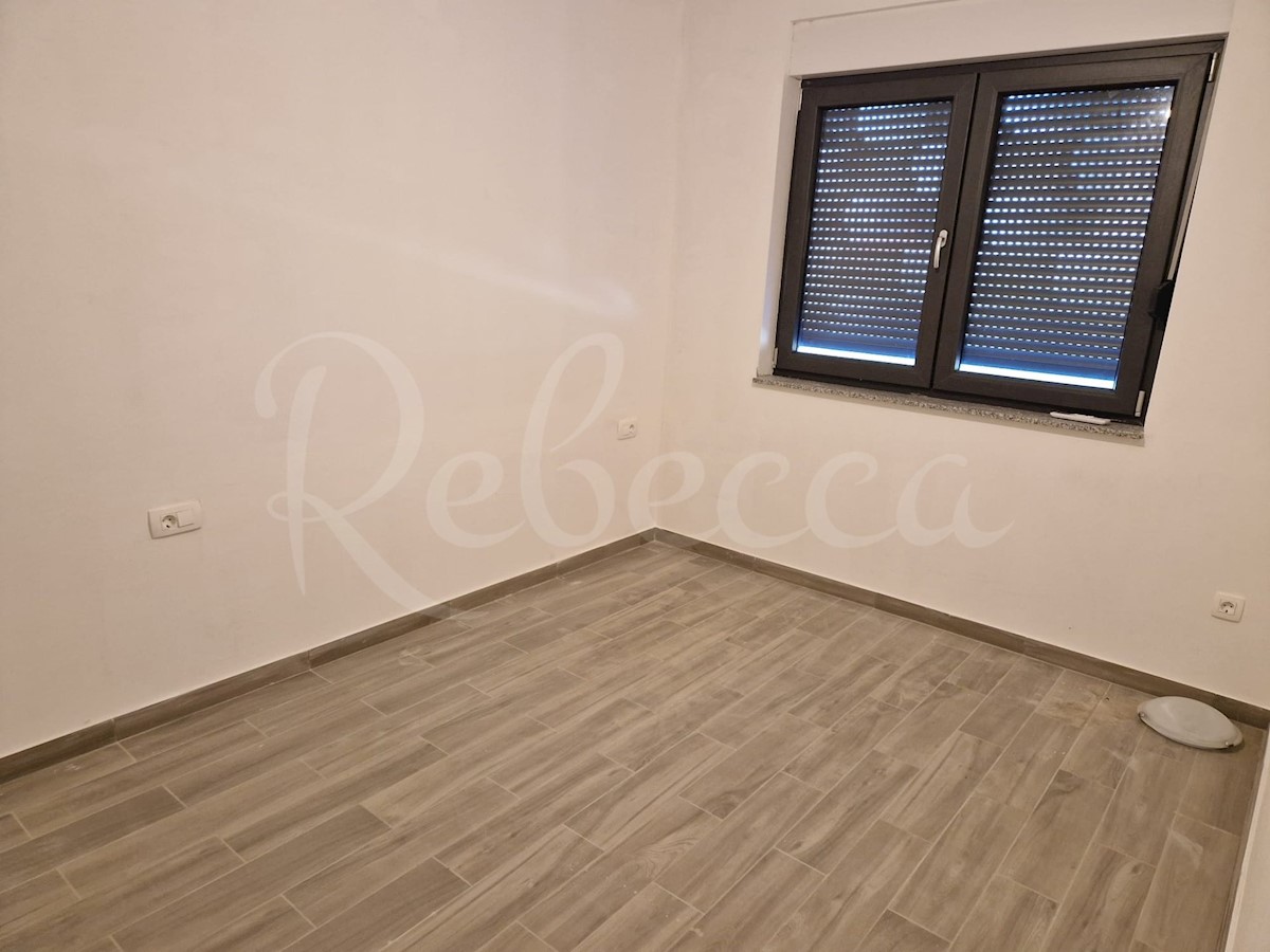 Nin, Zaton, pritlični apartma z vrtom (92m2), 40 metrov od morja, NOVOGRADNJA