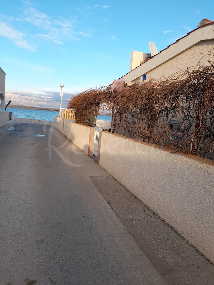 Zadar, Vir, lepa hiša, 2 apartmaja, garaža, 2. vrsta, morje 25m !!!